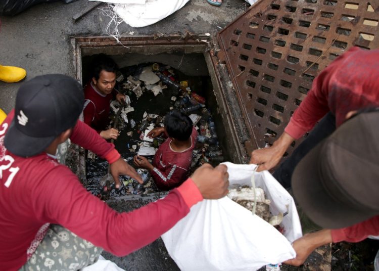 Pembersihan saluran air terus dilakukan untuk mengantisipasi banjir.