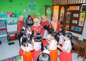 Ketua Dharma Wanita Persatuan Provinsi Jawa Timur Isye Adhy Karyono berdialog dengan siswa saat mengunjungi TK yang berada dalam naungan yayasan DWP Setda Provinsi Jatim.