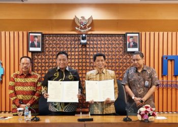 Foto bersama usai penandatanganan Memorandum of Understanding antara ITS engan Pemerintah Provinsi Kalimantan Tengah Pemprov Kalteng.