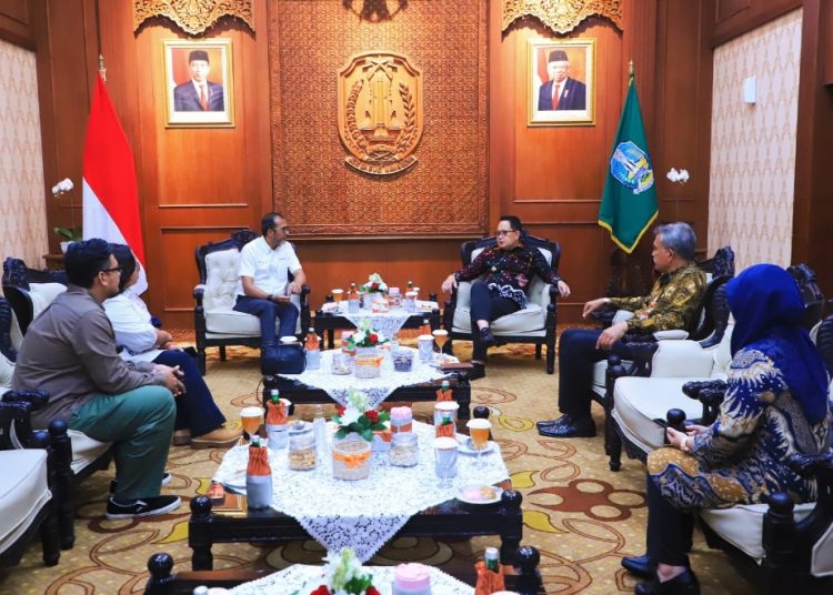 Pj Gubernur Jatim Adhy Karyono ketika menerima audiensi Vice President Government Relations Jakarta dan Smelter Technical Support Harry Pancasakti di gedung Negara Grahadi.