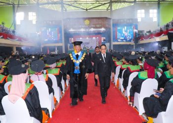 Pj Gubernur Jawa Timur Adhy Karyono menghadiri Wisuda Sarjana Ke-90, Pasca Sarjana Ke-52 dan Doktor Ke-1 Universitas Pembangunan Nasional (UPN) Veteran Jawa Timur.