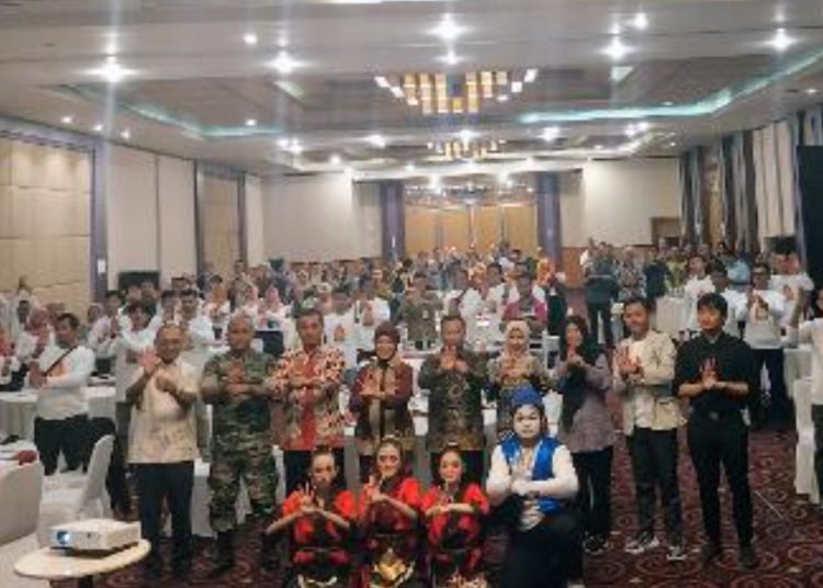 Suasana pembelajaran kelas bahasa isyarat di Andrawina Ballroom, Aston Hotel Bojonegoro.