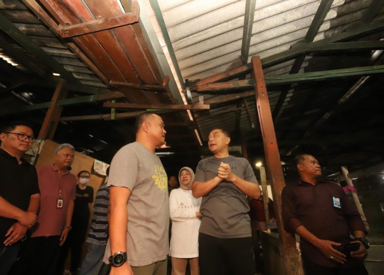 Wali Kota Surabaya Eri Cahyadi saat meninjau Pasar Simo didampingi Direktur Utama PD Pasar Surya Agus Priyo.