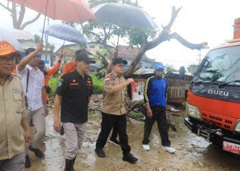 Pj Gubernur Jawa Timur Adhy Karyono meninjau dampak hujan lebat dan angin kencang yang melanda sejumlah wilayah di Pamekasan.