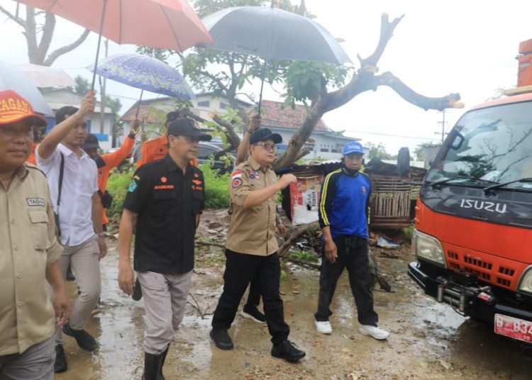 Pj Gubernur Jawa Timur Adhy Karyono meninjau dampak hujan lebat dan angin kencang yang melanda sejumlah wilayah di Pamekasan.