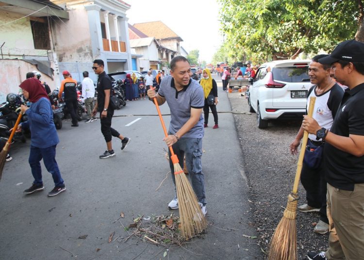 Wali Kota Surabaya Eri Cahyadi ikut menyapu jalan dalam kerja bakti masal memperingati Hari Peduli Sampah Nasiona.