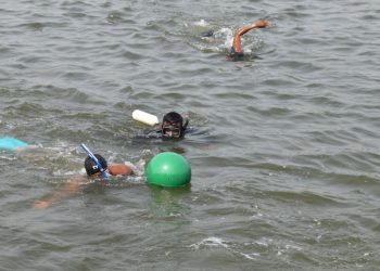 Para peserta lomba Fin Swimming Selat Madura Kasal Cup berenang menyeberangi dermaga feri Madura.