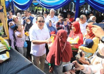 Pj Gubernur Jatim Adhy Karyono dalam pasar murah yang dilaksanakan di halaman kantor Disperindag Jatim.