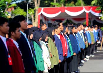 Apel mahasiswa program Magang Studi Independen Bersertifikat halaman Balai Kota Surabaya.