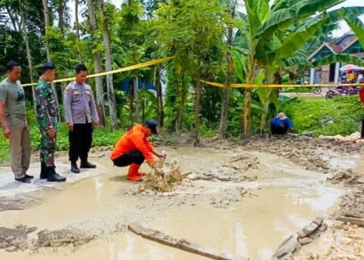 Semburan lumpur di Dusun Sanggar, RT 022 RW 007 Desa Sidomulyo, Bojonegoro.