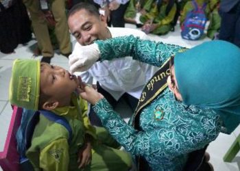 Wali Kota Surabaya Eri Cahyadi dan istri Rini Indriyani saat pelaksanaan Sub PIN Polio putaran kedua.