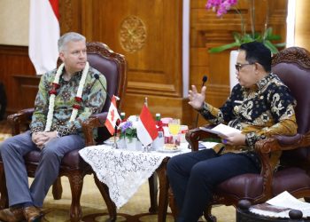Gubernur Jawa Timur Adhy Karyono dan Duta Besar Kanada untuk Indonesia dan Timor Leste Jess Dutton di gedung Negara Grahadi, Surabaya.