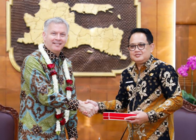 Duta Besar Kanada untuk Indonesia dan Timor Leste Jess Dutton bersama PJ Gubernur Jatim Adhy Karyono.
