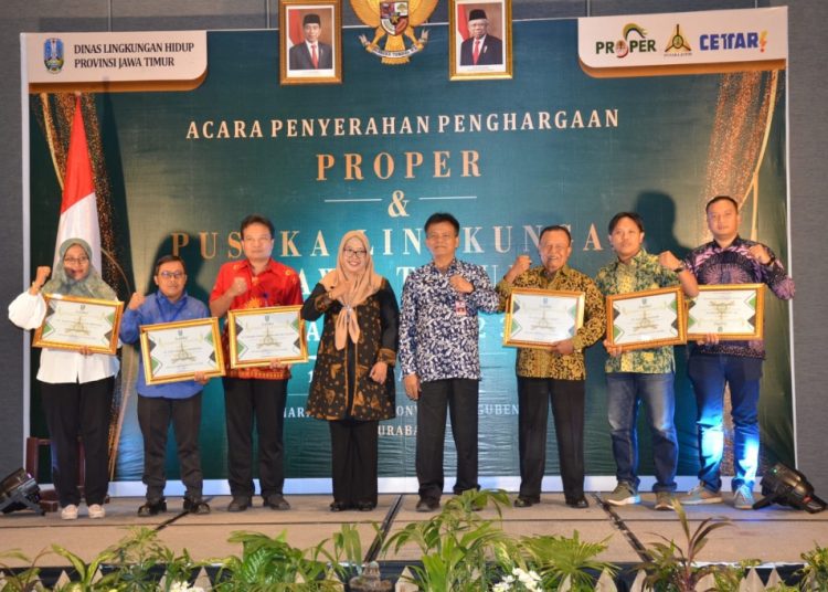 Suasana penyerahan penghargaan oleh Dinas Lingkungan Hidup Jatim di Manajemen Siloam Hospitals Jember di Hotel Harris Gubeng Surabaya. Pada momen ini, manajemen Siloam Hospitals Jember dianugerahi penghargaan Pusaka Lingkungan Terbina Madya.