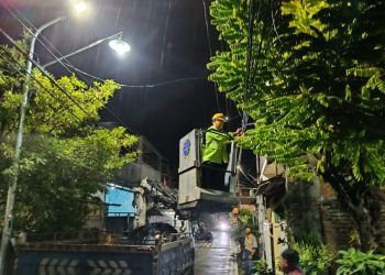 Penerangan jalan umum yang sudah terpasang di kawasan Ngagelrejo, Surabaya.
