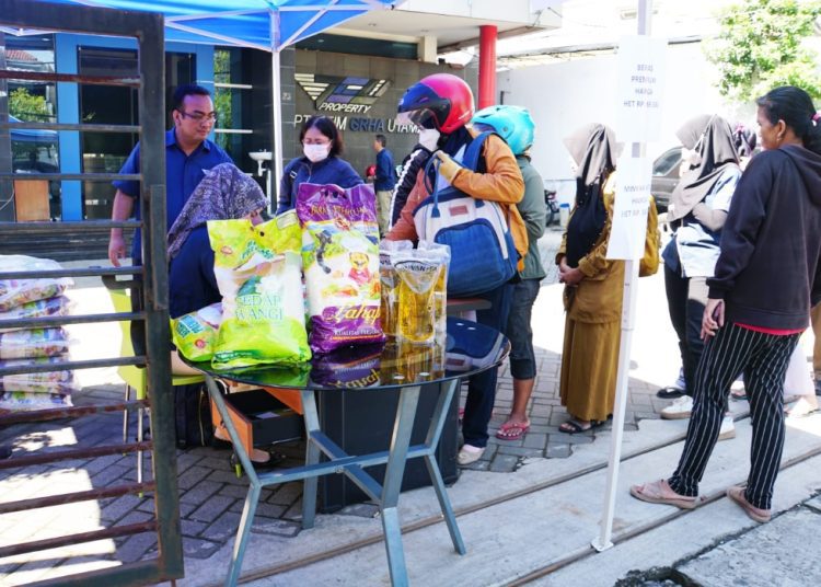 Gelaran pasar pangan murah oleh Jatim Grha Utama.