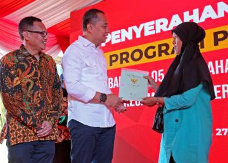 Wali Kota Surabaya Eri Cahyadi menyerahkan sertifikat tanah kepada warga di Balai RW 05 Kelurahan Tanah Kali Kedinding Kecamatan Kenjeran.