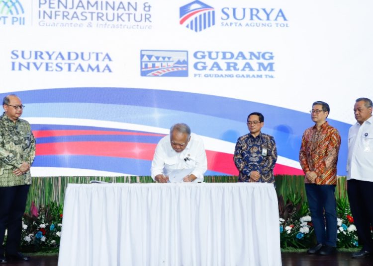Penandatanganan Perjanjian Pengusahaan Jalan Tol (PPJT), Perjanjian Regres, dan Perjanjian Penjaminan untuk Jalan Tol Kediri - Tulungagung di auditorium Kementerian Pekerjaan Umum dan Perumahan Rakyat, Jakarta,