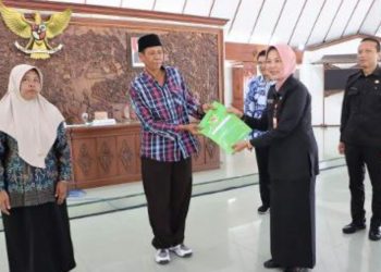 Penyerahan SK pensiun kepada PNS Pemkab Bojonegoro di Pendopo Malowopati.