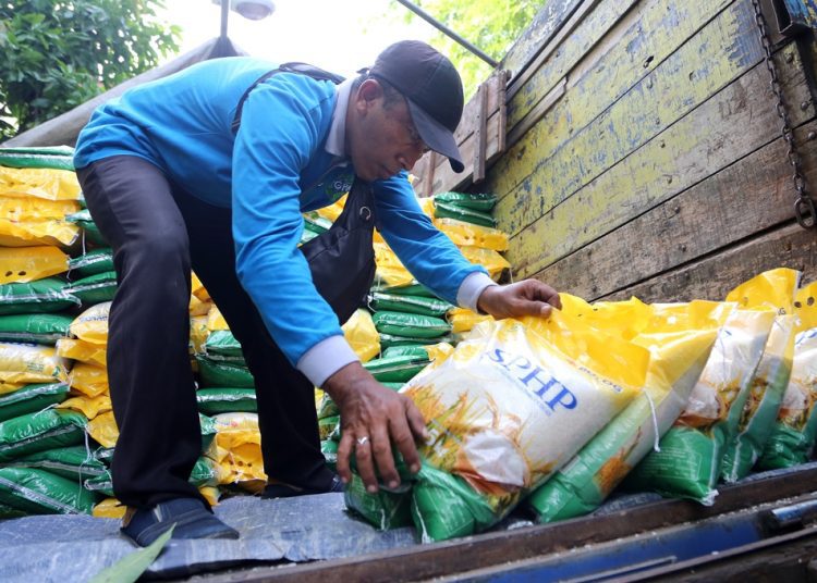 Distribusi beras ke sejumlah titik untuk menjaga stabilitas harga terus dilakukan Pemkot Surabaya.