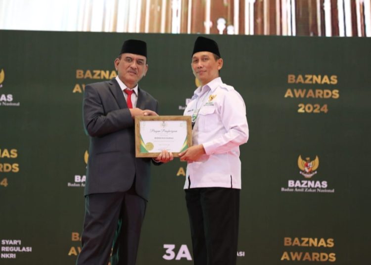 Penyerahan penghargaan kepada Baznas Surabaya dengan kategori Baznas Kota dengan Koordinasi Terbaik terhadap Pemerintah Daerah, serta Baznas Kota dengan Pengumpulan Terbaik.