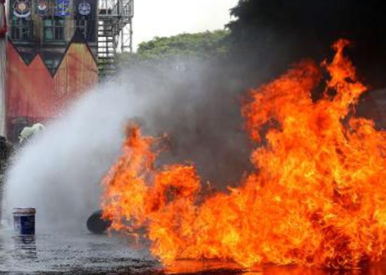 Simulasi pemadaman kebakaran dengan menggunakan bronto skylifyang dimiliki DPKP Surabaya.