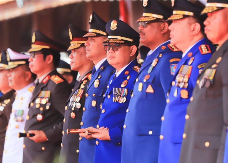 Pj Gubernur Jawa Timur Adhy Karyono (empat dari kanan) dalam Upacara Peringatan HUT ke-105 Pemadam Kebakaran dan Penyelamatan di Kodam V Brawijaya.