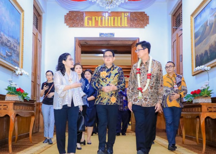 Gubernur Jawa Timur Adhy Karyono saat menerima kunjungan Duta Besar Thailand untuk Indonesia, Prapan Disyatat.