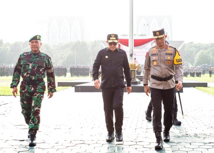 Kapolda Jatim Irjen Pol Imam Sugianto (kanan) dalam Apel gelar pasukan Operasi Keselamatan Semeru TA 2024 dan Pencanangan Aksi Keselamatan Jalan di lapangan Mapolda Jatim Surabaya.