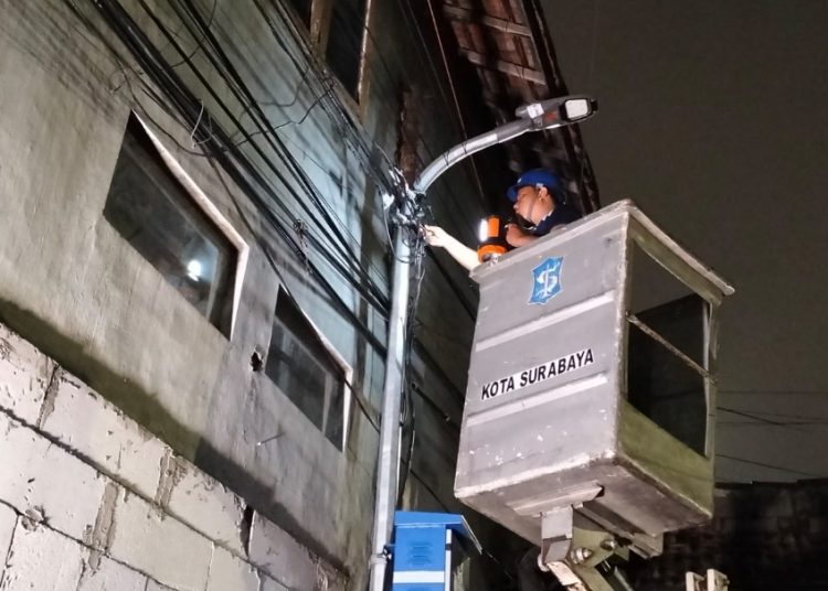 Pemasangan Penerangan Jalan Umum di RW 08 Karang Rejo, Kelurahan Wonokromo, Kecamatan Wonokromo.