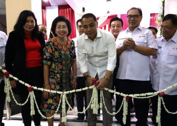 Wali Kota Surabaya Eri Cahyadi saat meresmikan pembangunan dan renovasi lantai 1 dan 2, gedung baru PMI Surabaya.