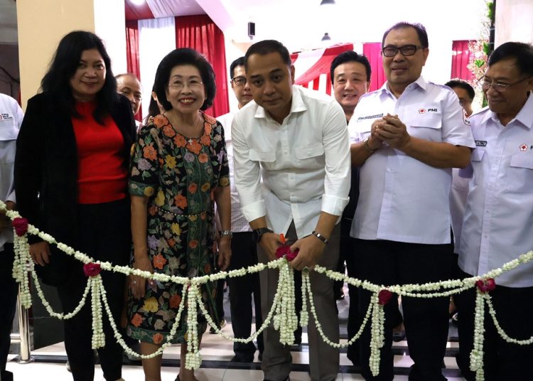 Wali Kota Surabaya Eri Cahyadi saat meresmikan pembangunan dan renovasi lantai 1 dan 2, gedung baru PMI Surabaya.