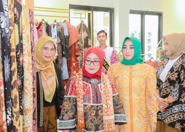Pj Ketua Dekranasda Jatim Isye Adhy Karyono melakukan peninjauan di Sentra IKM Batik Kota Mojokerto di Jalan Kedungsari Kecamatan Magersari.