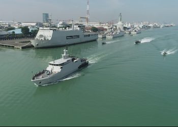 Inspeksi kapal perang (admiral inspection) di Dermaga Madura Ujung Koarmada II, Surabaya.