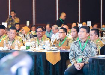 Pj Gubernur Jatim Adhy Karyono saat mengikuti Rapat Koordinasi Pengamanan Pasokan dan Harga Pangan Jelang Puasa dan Idul Fitri 2024.