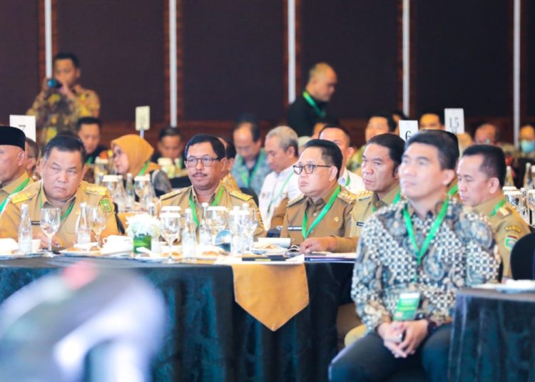 Pj Gubernur Jatim Adhy Karyono saat mengikuti Rapat Koordinasi Pengamanan Pasokan dan Harga Pangan Jelang Puasa dan Idul Fitri 2024.