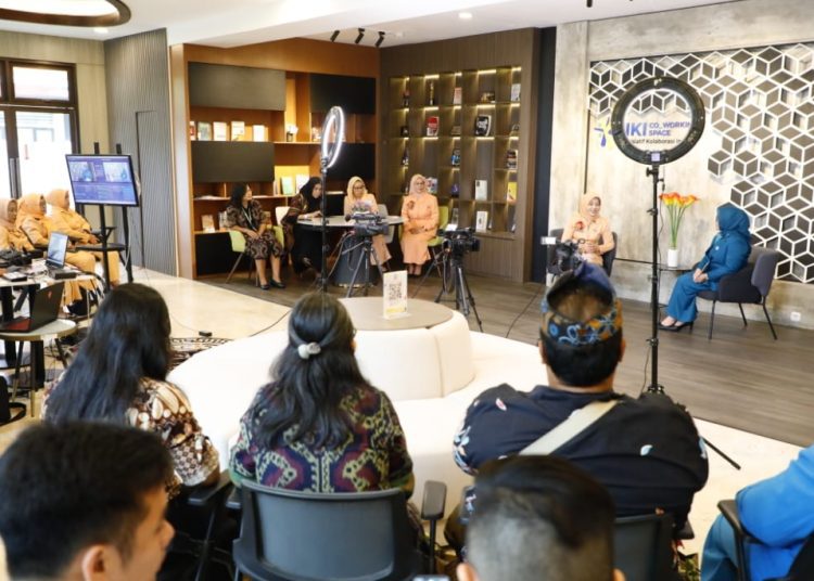 Pj Ketua PKK Jatim Isye Sri Rahayu saat menjadi narasumber podcast live streaming Youtube BPSDM Jatim "Bincang ASN Harmoni" di kantor BPSDM Provinsi Jawa Timur,