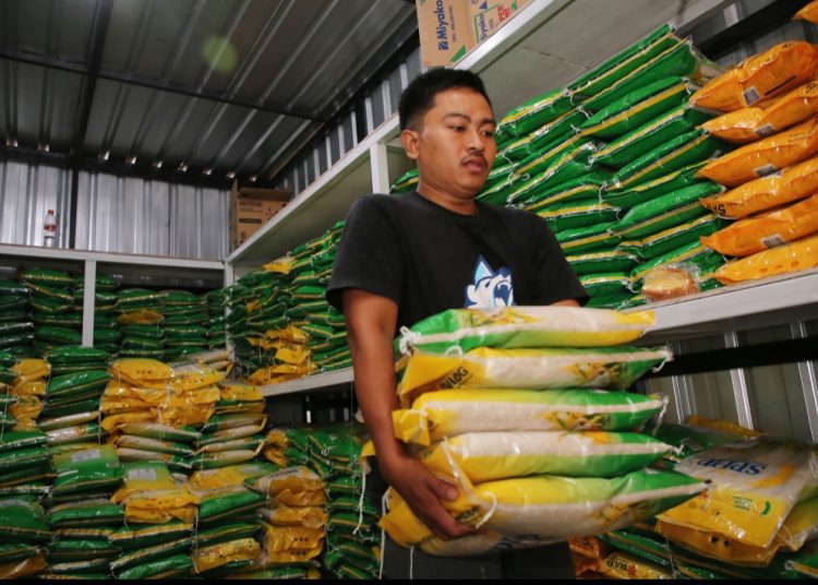 Salah satu Kios TPID di pasar tradisional di Surabaya. Untuk menjaga stabilitas harga, Pemkot Surabaya juga akan menggelar pasar murah.