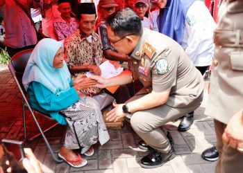 Pj Gubernur Jatim Adhy Karyono dalam gelaran Pasar Murah bagi masyarakat Jember, di kantor Kelurahan Tegal Besar, Kec. Kaliwates, Kabupaten Jember.
