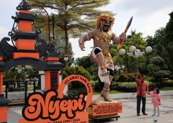 Foto ilustrasi, dekorasi memperingati Hari Raya Nyepi Tahun Baru Saka 1946 di depan Balai Kota Surabaya.