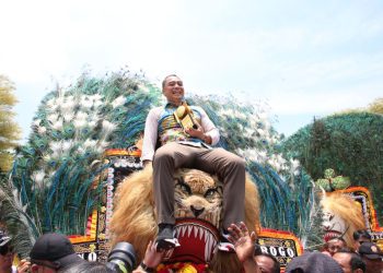 Wali Kota Surabaya Eri Cahyadi di atas kepala reog pada penyambutan arak-arakan Adipura Kencana di Balai Kota Surabaya.