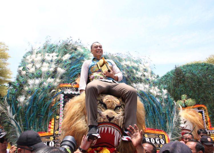 Wali Kota Surabaya Eri Cahyadi di atas kepala reog pada penyambutan arak-arakan Adipura Kencana di Balai Kota Surabaya.