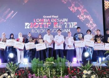 Foto bersama para pemenang Lomba Desain Batik Bojonegoroan di Hotel Easter.