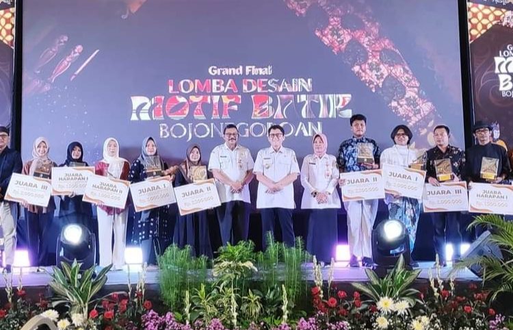 Foto bersama para pemenang Lomba Desain Batik Bojonegoroan di Hotel Easter.