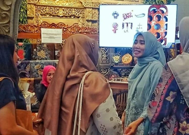 Salah satu pameran yang diikuti Dekranasda Bojonegoro yang memberikan tampilan secara visual dengan layar, lengkap foto produk dan keterangannya.