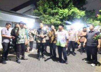 Wali Kota Surabaya Eri Cahyadi saat meninjau penerangan jalan umum di wilayah RW 08 Kelurahan Baratajaya, Kecamatan Gubeng.