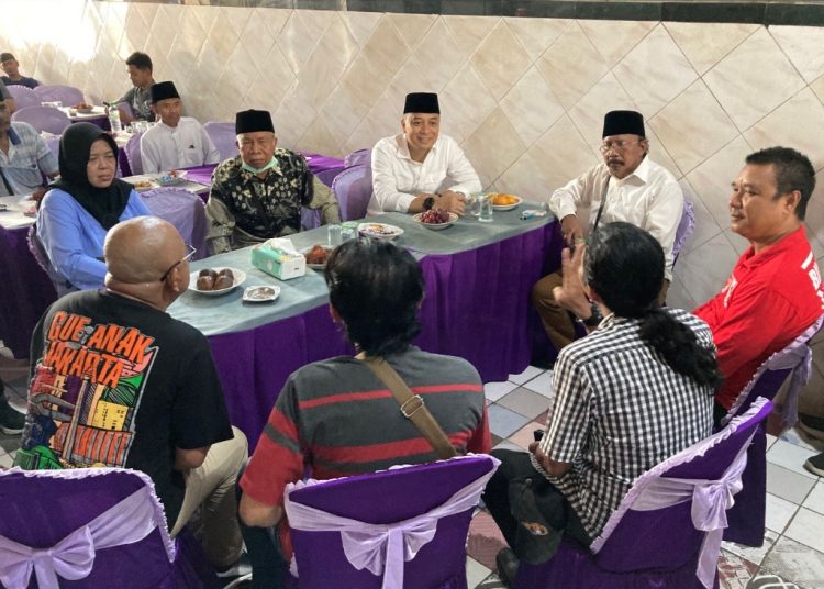 Wali Kota Surabaya Eri Cahyadi menggelar pertemuan dengan tokoh masyarakat di Kecamatan Semampirembahas penataan wisata religi Ampel.