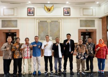 Foto bersama Wali Kota Surabaya Eri Cahyadi bersama jajaran direksi PD Pasar Surya, Badan Pengawas baru dan Badan Pengawas periode sebelumnya di Balai Kota Surabaya.