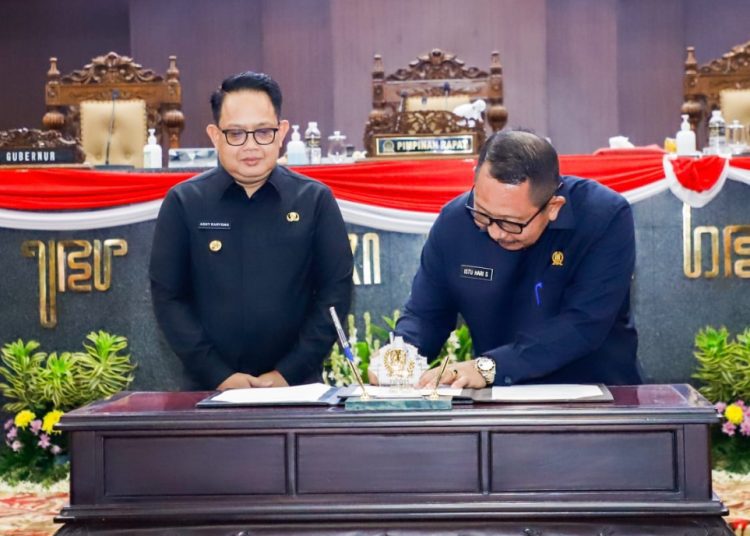Penandatanganan persetujuan bersama Raperda tentang Perlindungan dan Pemberdayaan Koperasi dan Usaha Mikro, Kecil dan Menengah di ruang rapat paripurna gedung DPRD Jatim.