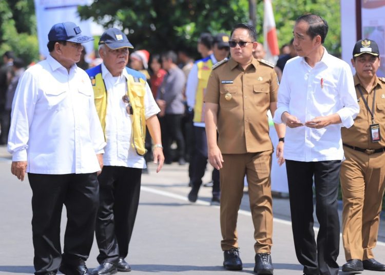 Gubernur Jawa Timur Adhy Karyono saat mendampingi Presiden Republik Indonesia Joko Widodo (Jokowi) meresmikan Instruksi Presiden (Inpres) Jalan Daerah Provinsi Jatim Bagian Selatan di Kabupaten Madiun.